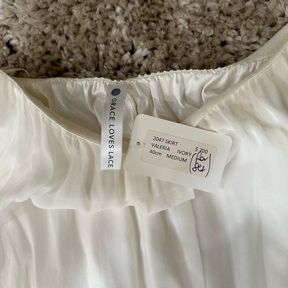 Cream/ivory 2-pc beach, backyard, destination wedding. - Picture 5 of 5